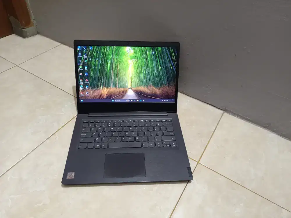Lenovo V14 core i3-1005G1 dg ram 8gb,ssd 256gb,murah,normal bergaransi