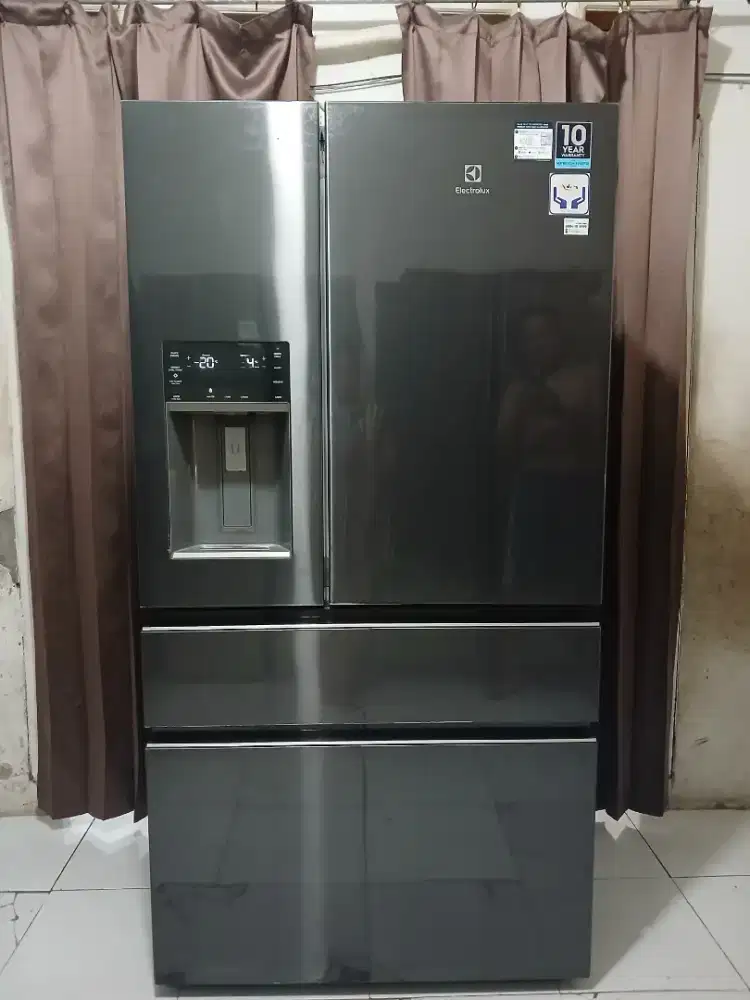 Dijual kulkas 4pintu side by side ice maker merk Electrolux normal