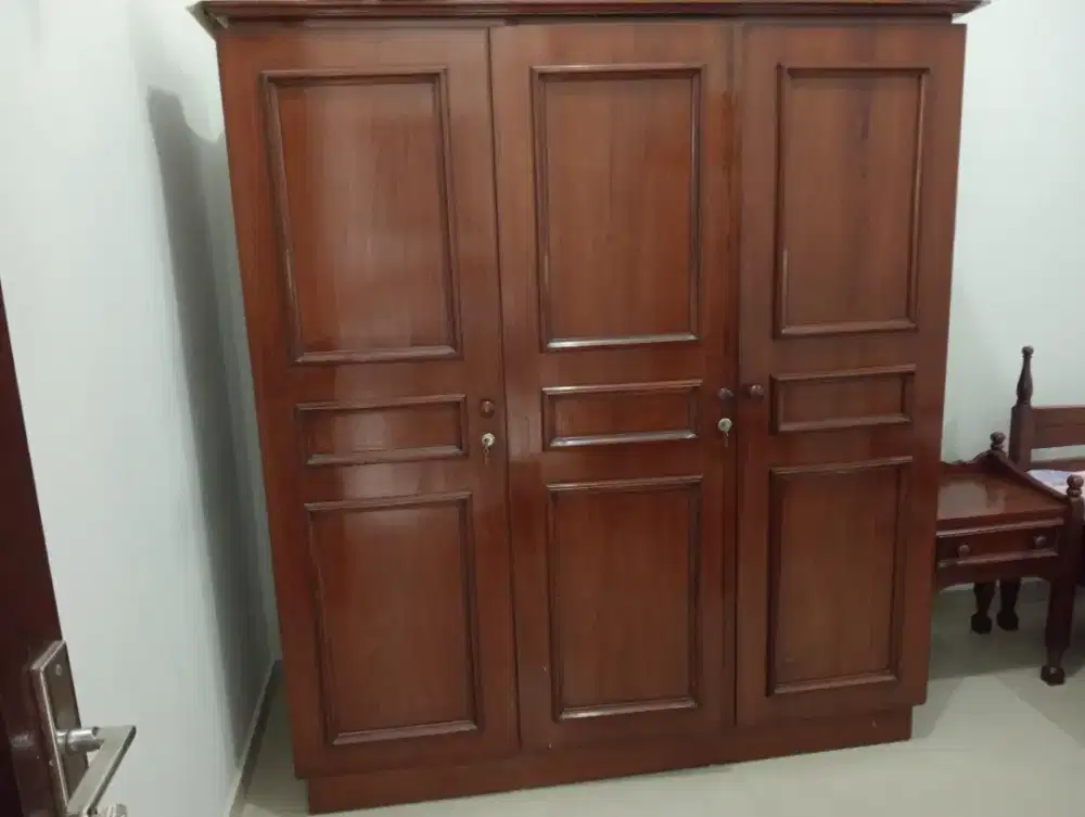 lemari kayu jati tua.