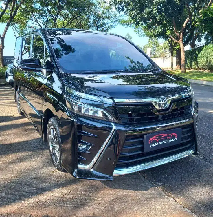 toyota voxy 2.0 AT 2019 hitam, siap pakai