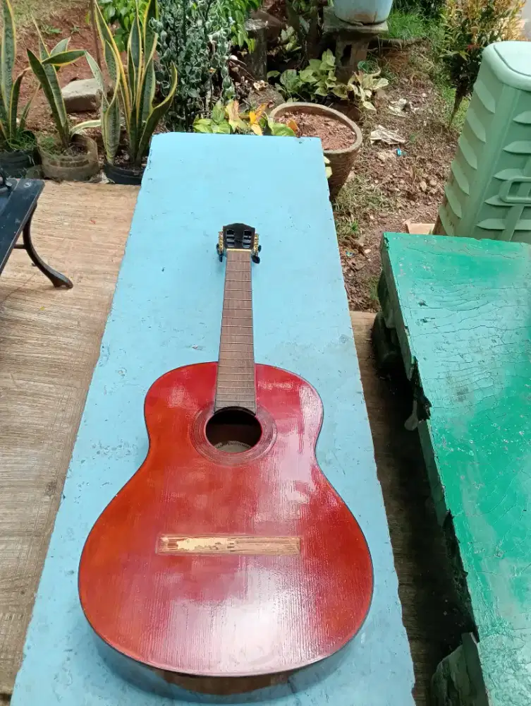 Gitar akustik merek yamaha