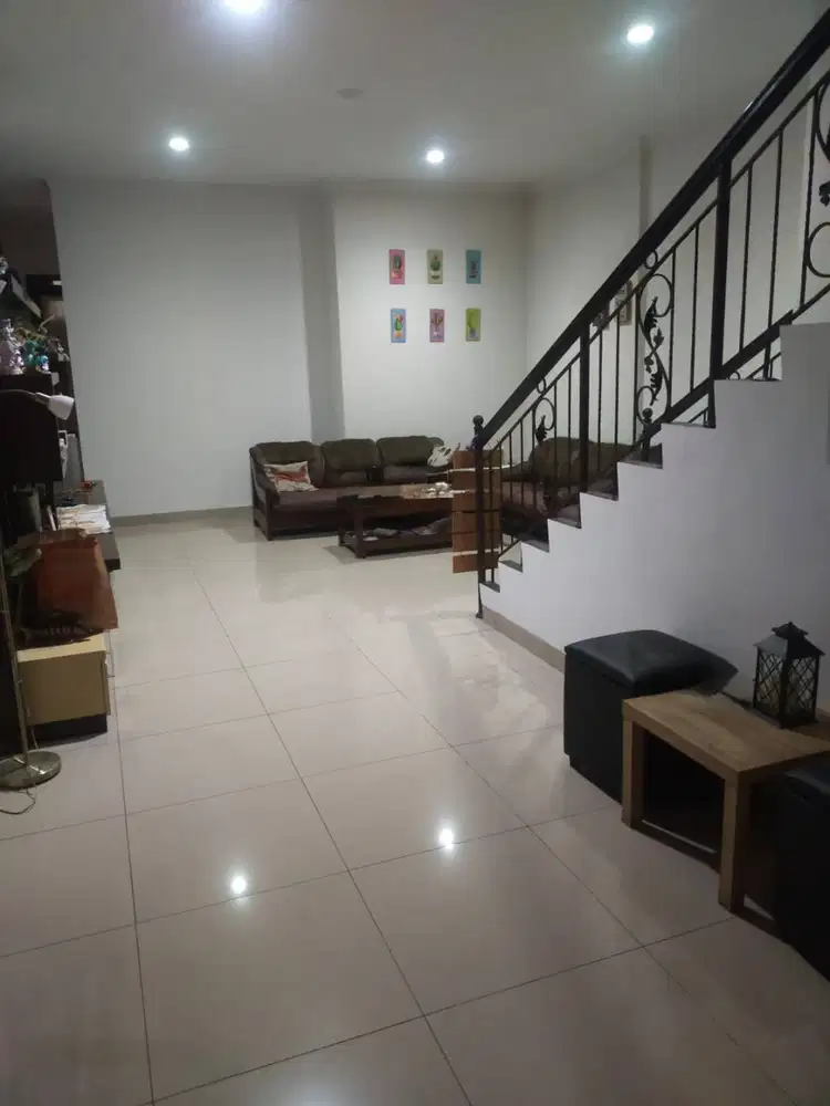 Rumah 3 Lantai Terawat Komplek Singgasana Cluster Bandung Semi Furnish