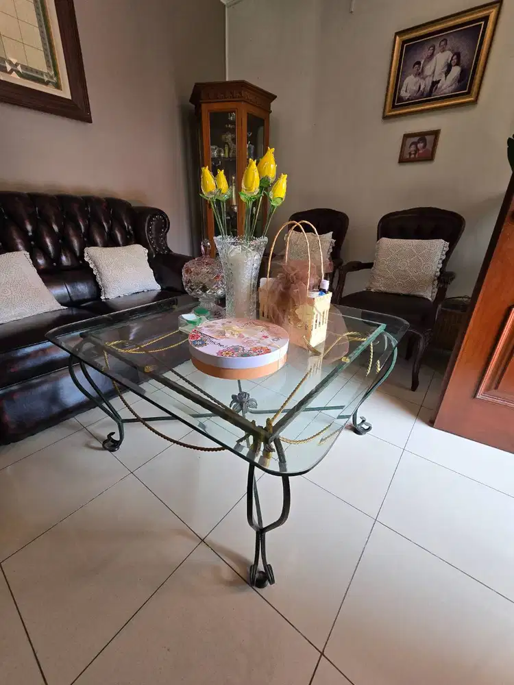 Meja Tamu Kaca Rangka Besi Klasik