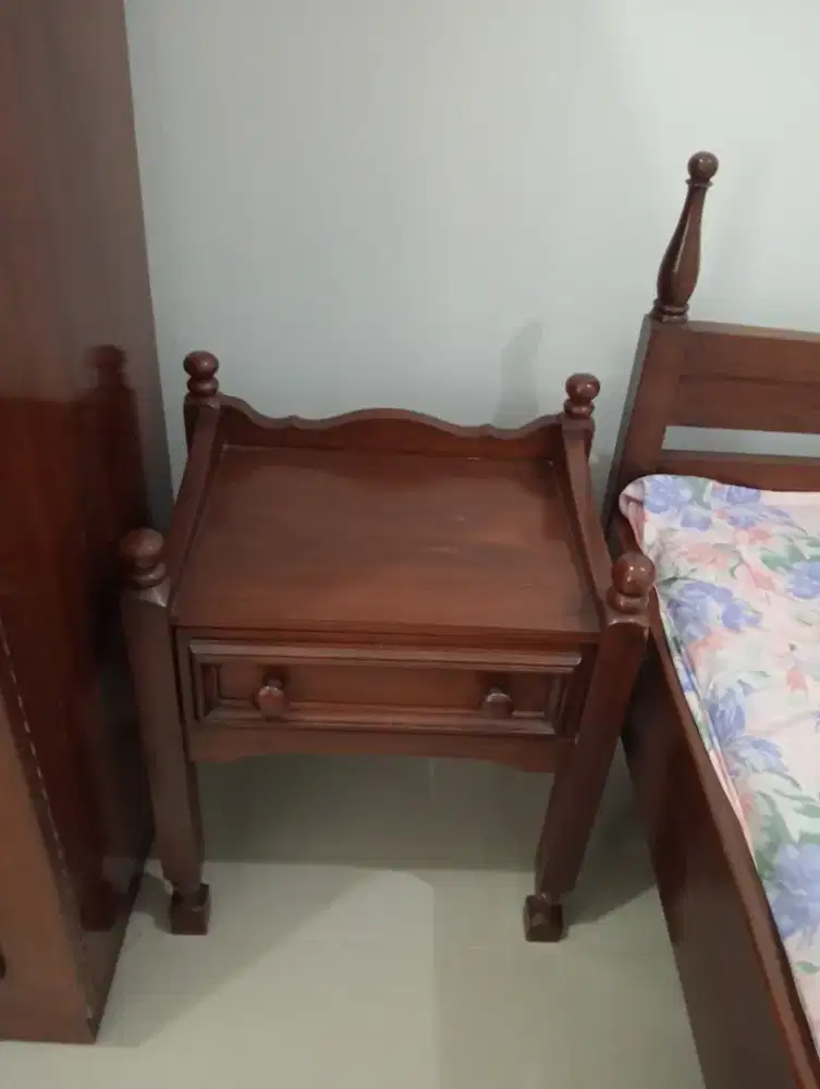 Tempat tidur kayu jati tua. 160×200 dan 2 nachas