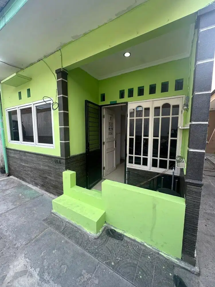 DIKONTRAKAN RUMAH 2 KAMAR TIDUR SEMI FURNITURE PARKIR 2 MOBIL