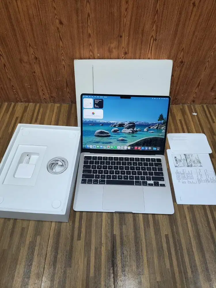 MacBook Air M4 13inch 16/512 iBox garansi oktober 2026 like new