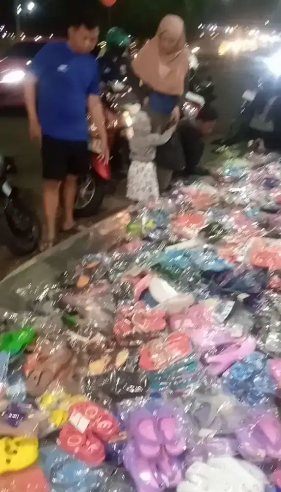 Tenaga bantu jaga toko sandal