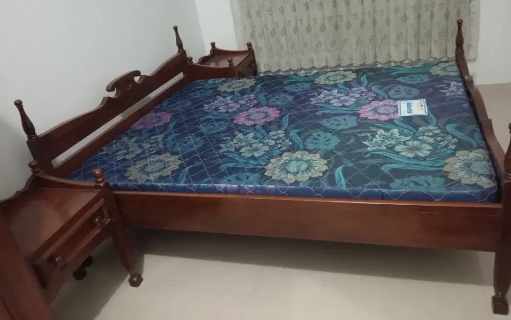 Tempat tidur kayu jati tua. 160×200 dan 2 nachas