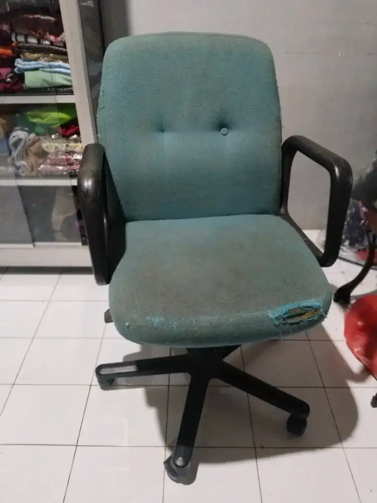 Kursi kantor ada rodanya