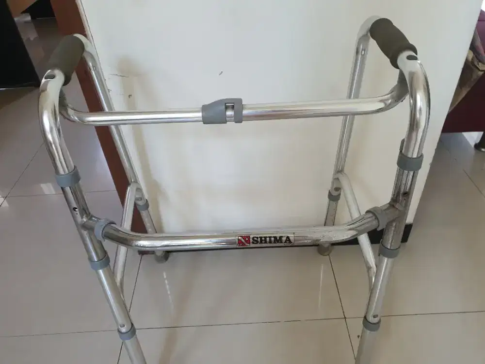 Walker alat bantu jalan lansia