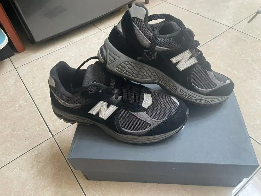 Sepatu New Balance 2002r warna rare hitam