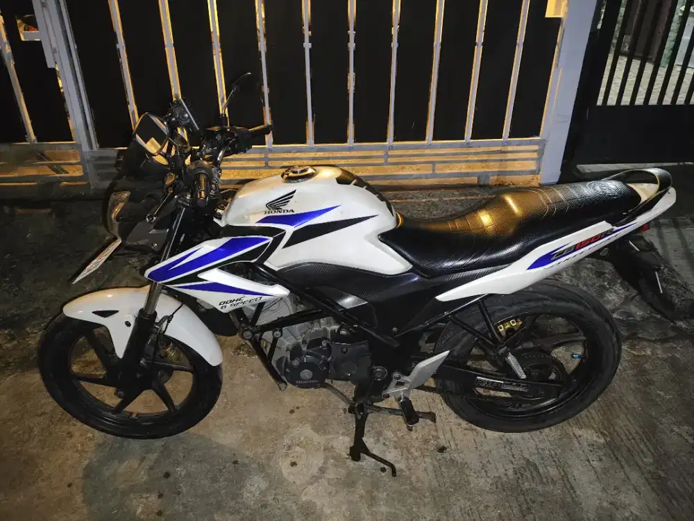 Dijual Cepat HondaCB150R2015–Surat Lengkap,Pajak Hidup,Kaleng Full Ori