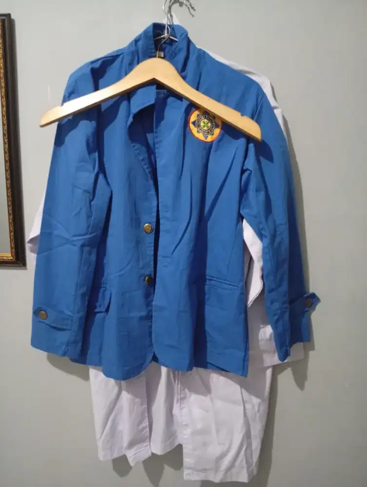 Baju Biru dan putih