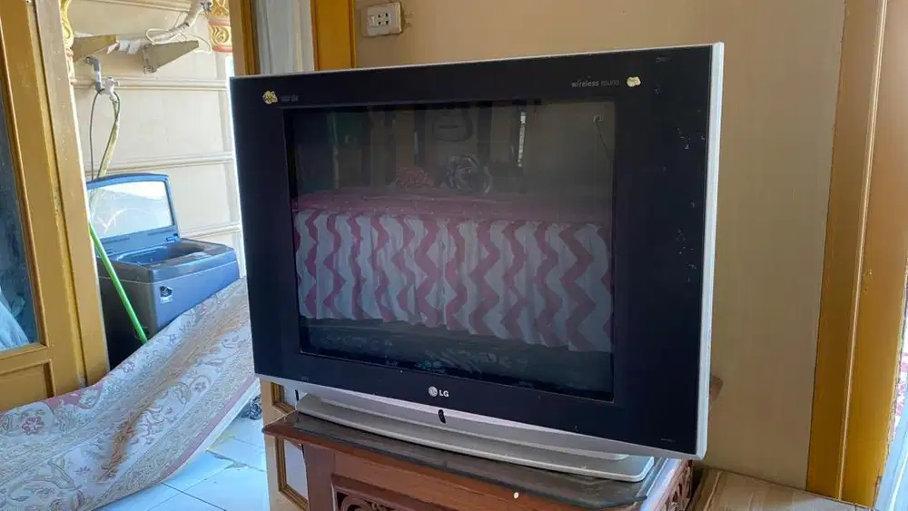 Jual tv tabung kondisi seadanya dijual karena ga terpakai