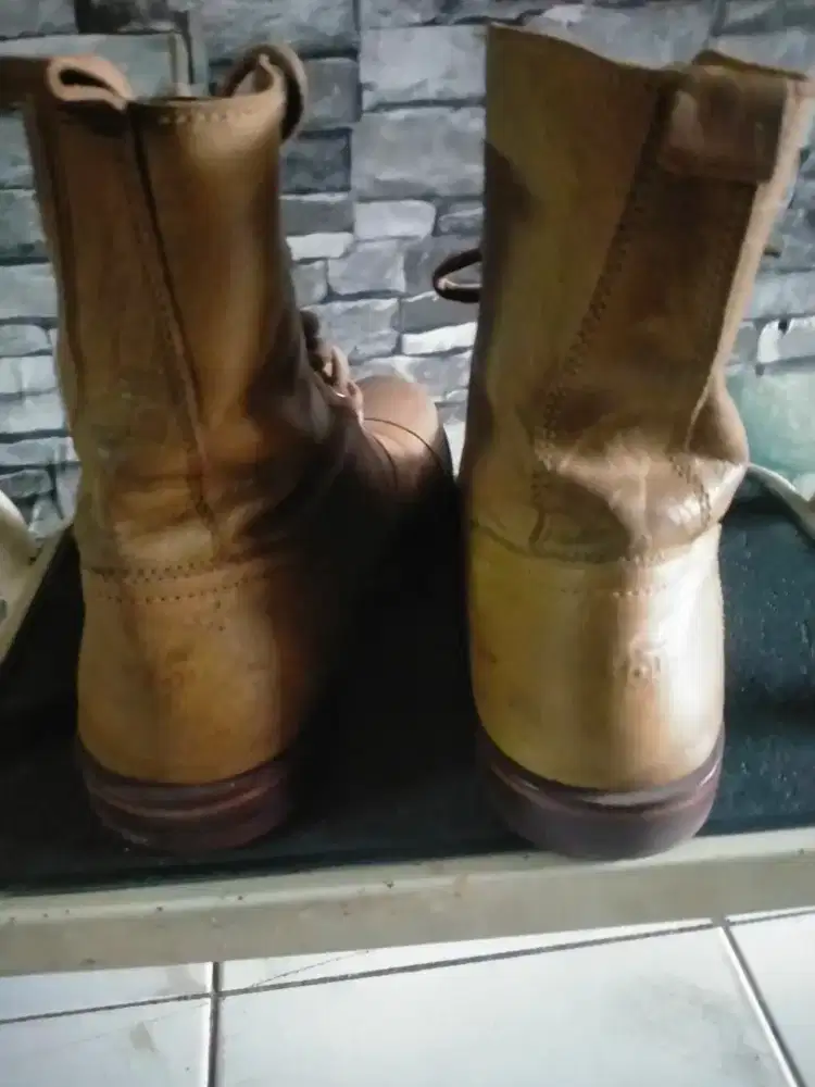 Sepatu boots Wayout bekas seperti baru