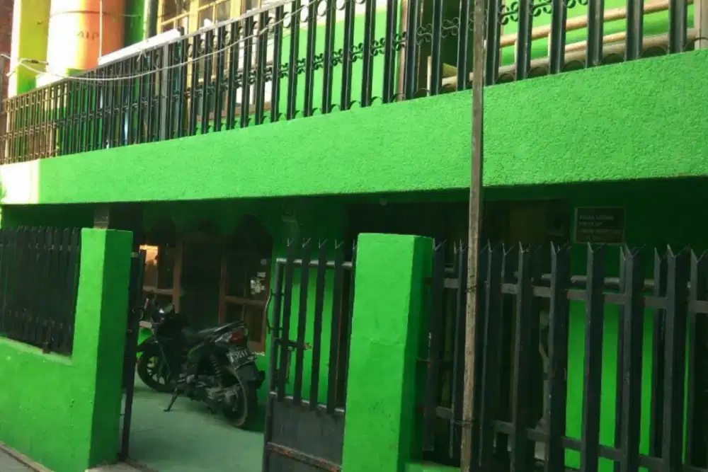 Rumah tinggal 2 lantai depan masjid