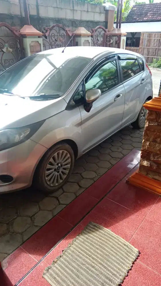 Dijual mobil Ford fiesta