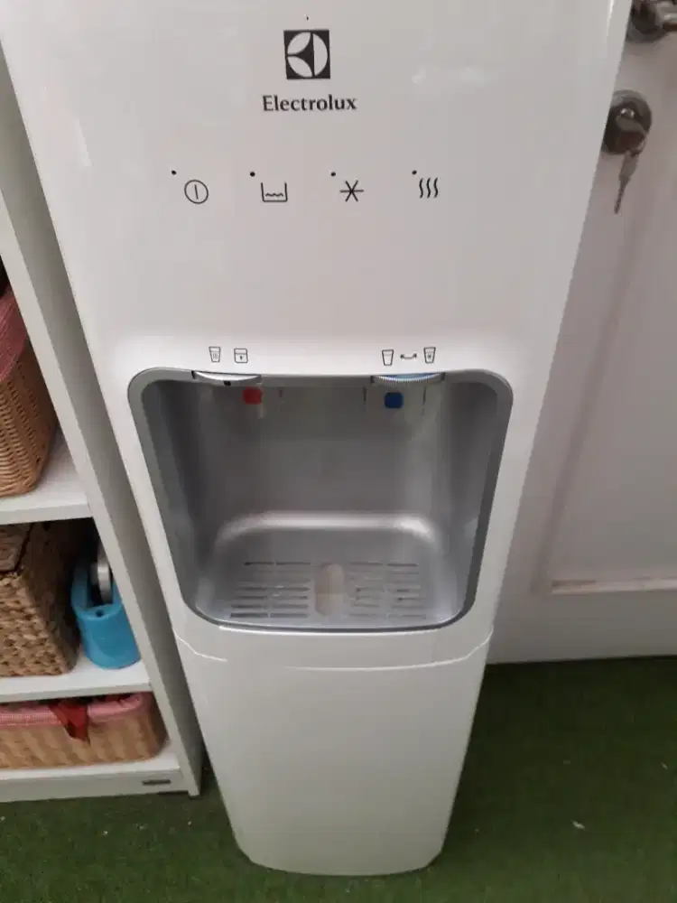 DIJUAL Dispenser Elektrolux panas dingin