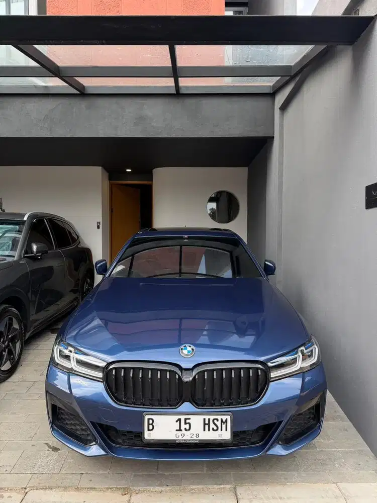 Jual Santai BMW 520i M-SPORT 2023 Blue On Cognac KM 11.000
