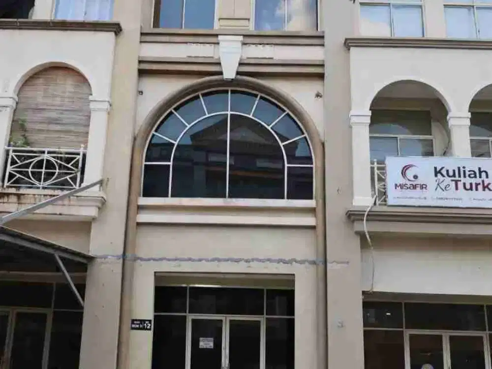 Disewakan Ruko Strategis Grand Galaxy City Dekat Jalan Utama – 2,5 Lantai Siap Usaha!