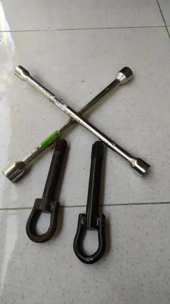 Kunci roda dan towing avanza