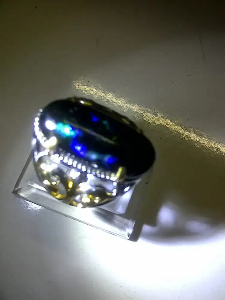 Batu kristal kalimaya asli Indonesia. Di jual Rp 1,5 JT.