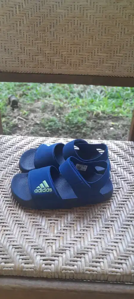 Adidas kids Adillete sz 33