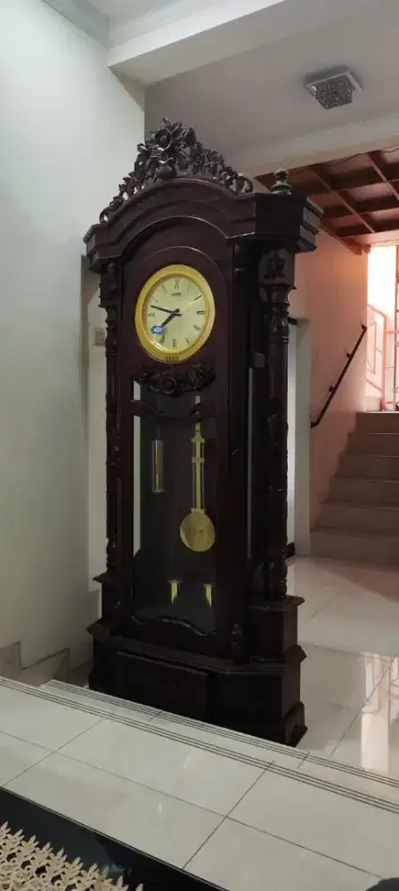 Jam berdiri antik sheiko