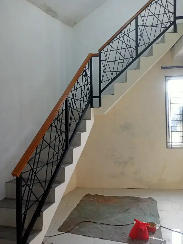 Raling tangga pasangan kayu