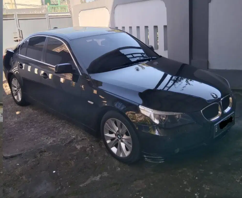 BMW 523i (E60) tahun 2005