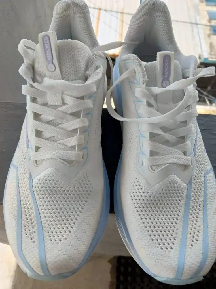 Sepatu running hundred