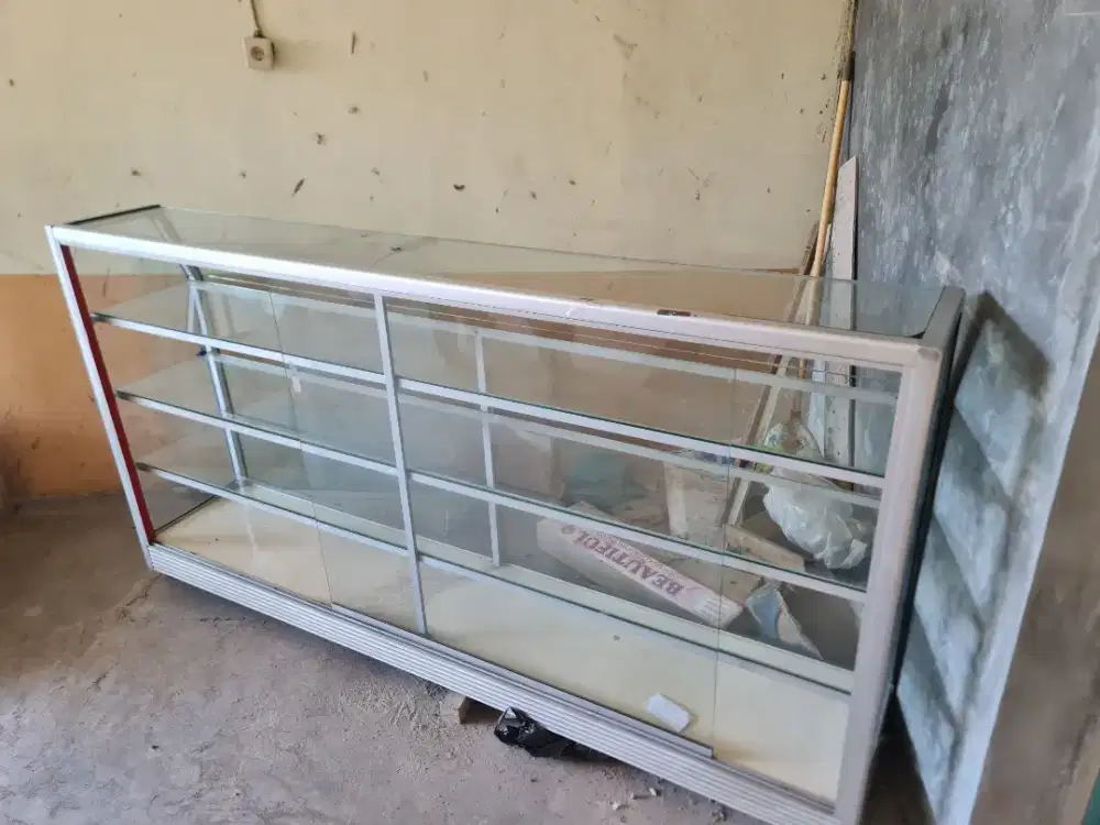 Jual etalase kaca, mau jual murah aja.
