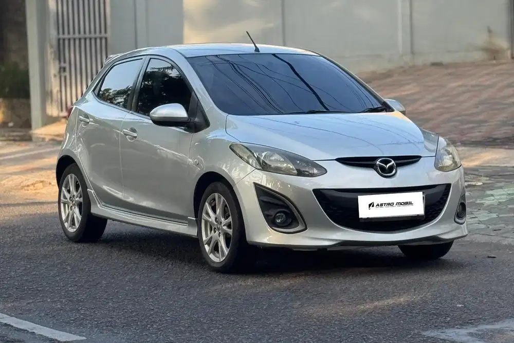 MAZDA 2 R 2012 / 2011 Matic Bagus Murah Kredit Bekas Surabaya Istimewa