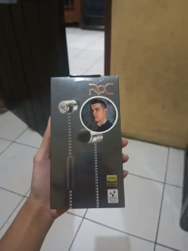 ROC Model III - Wired Earbuds / Headset (Black Gold)