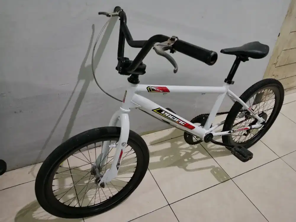 Sepeda bmx warna putih