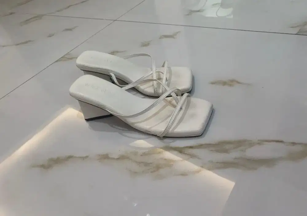 Sendal high heels kerja