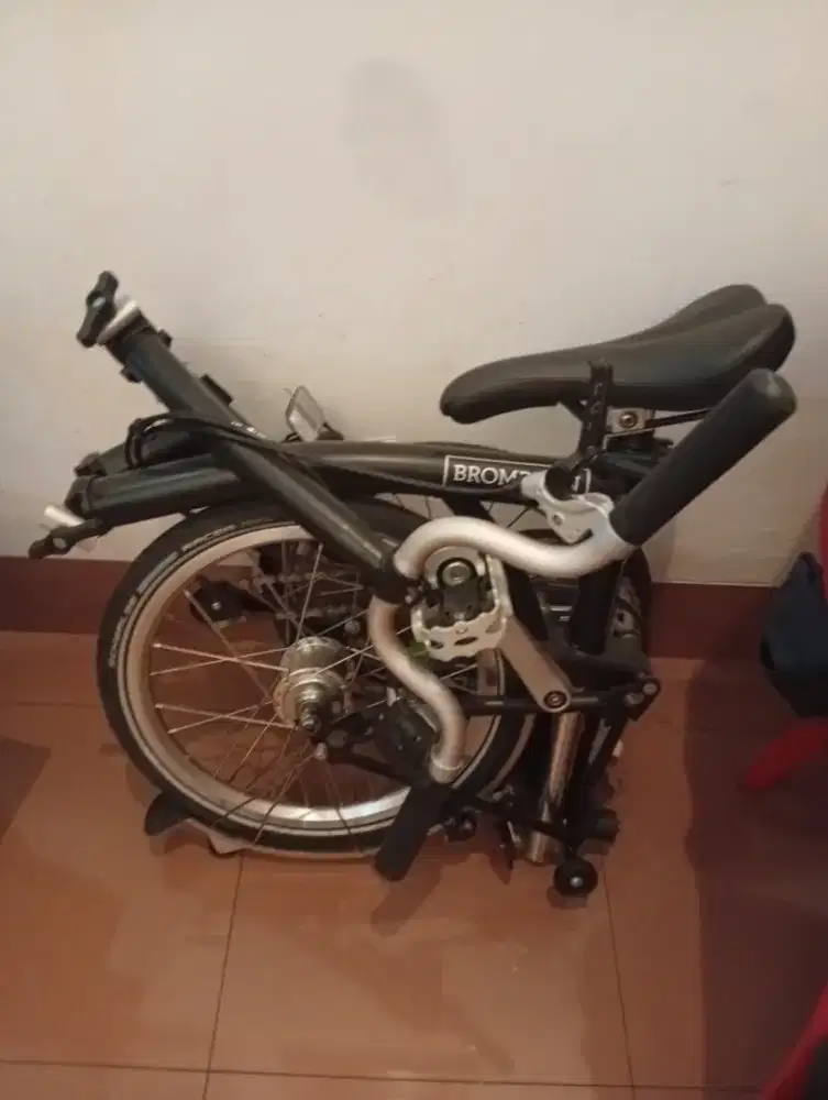 Brompton black edition like new baru sekali pakai di perumahan