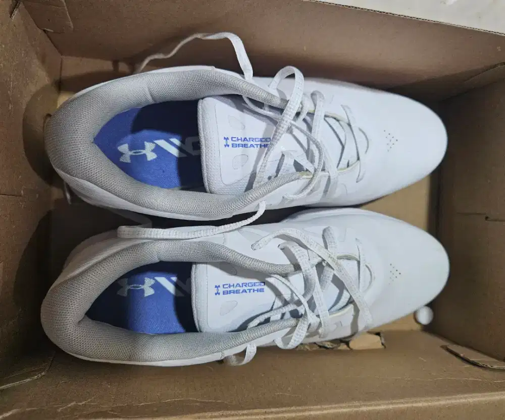 Sepatu golf under armor