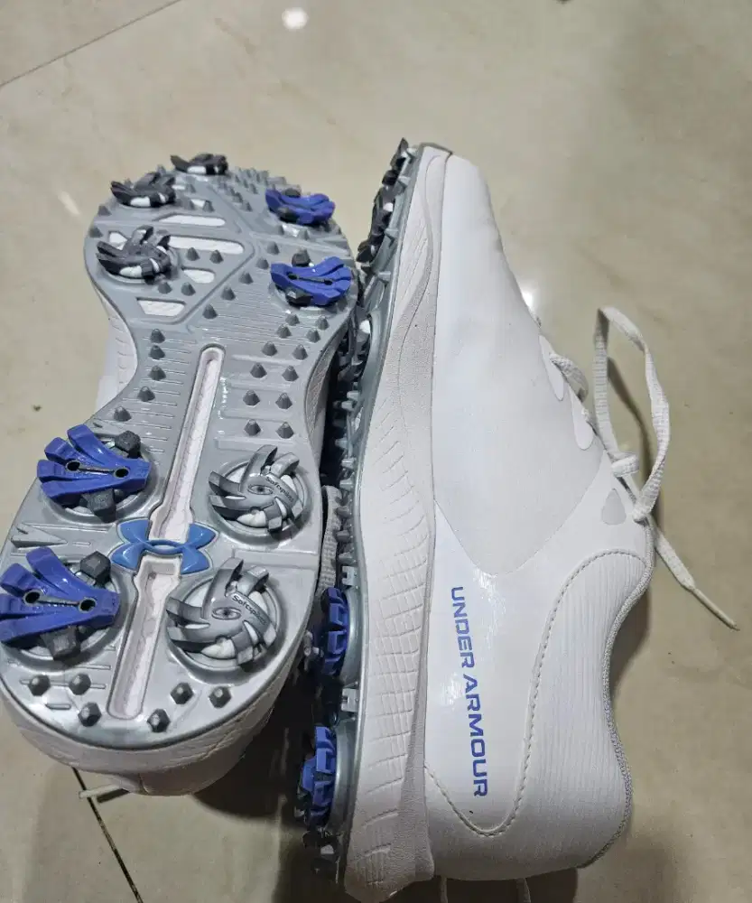 Sepatu golf under armor