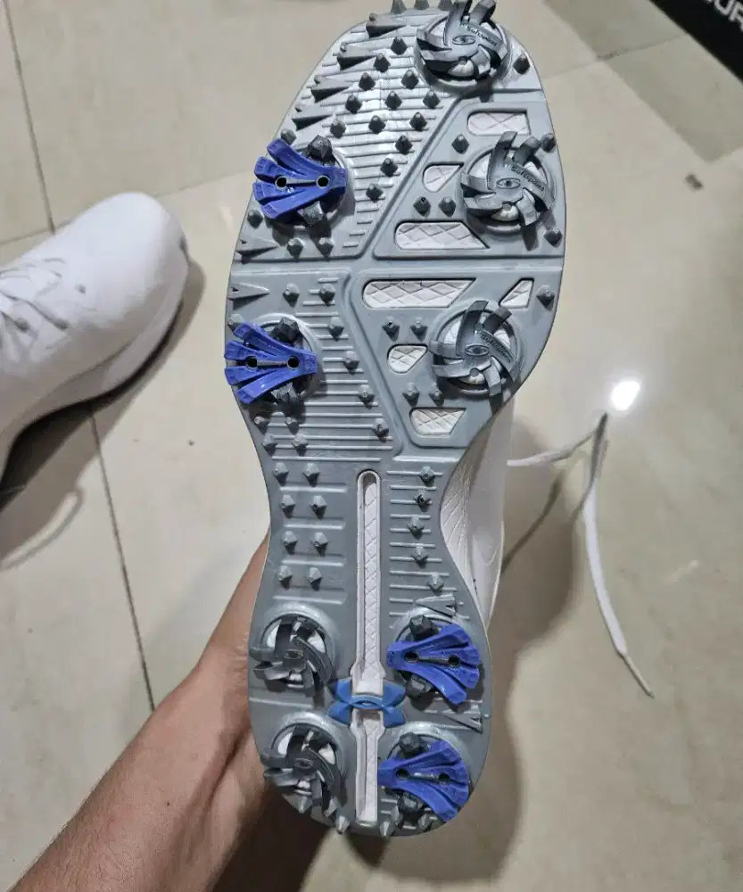 Sepatu golf under armor