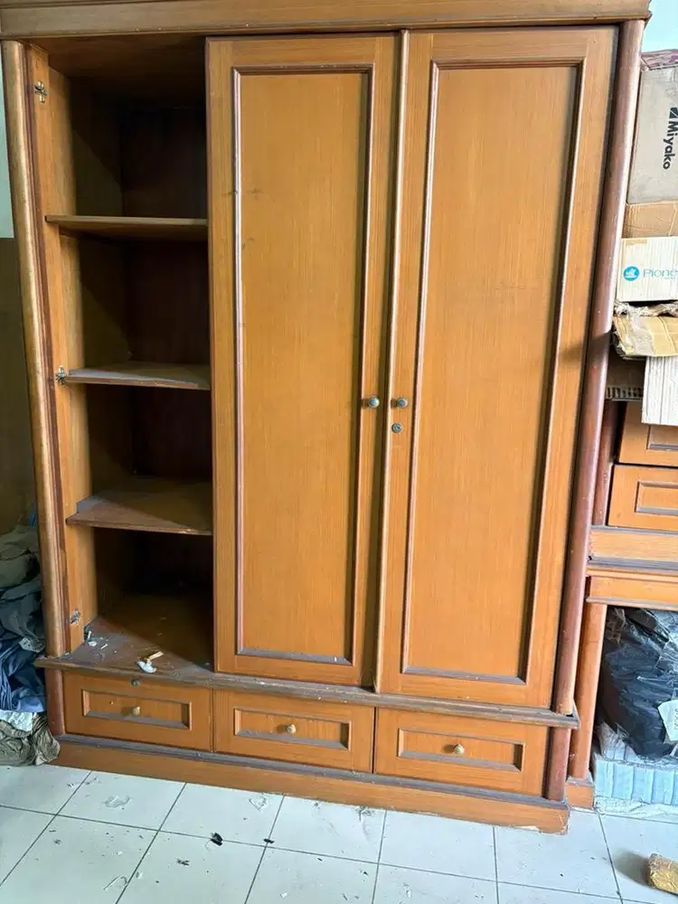 Lemari kayu bekas kondisi bagus