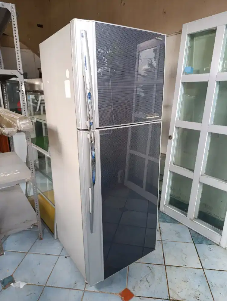 Jual kulkas 2 pintu merk TOSHIBA second, Lok Pamulang barat, Tangsel