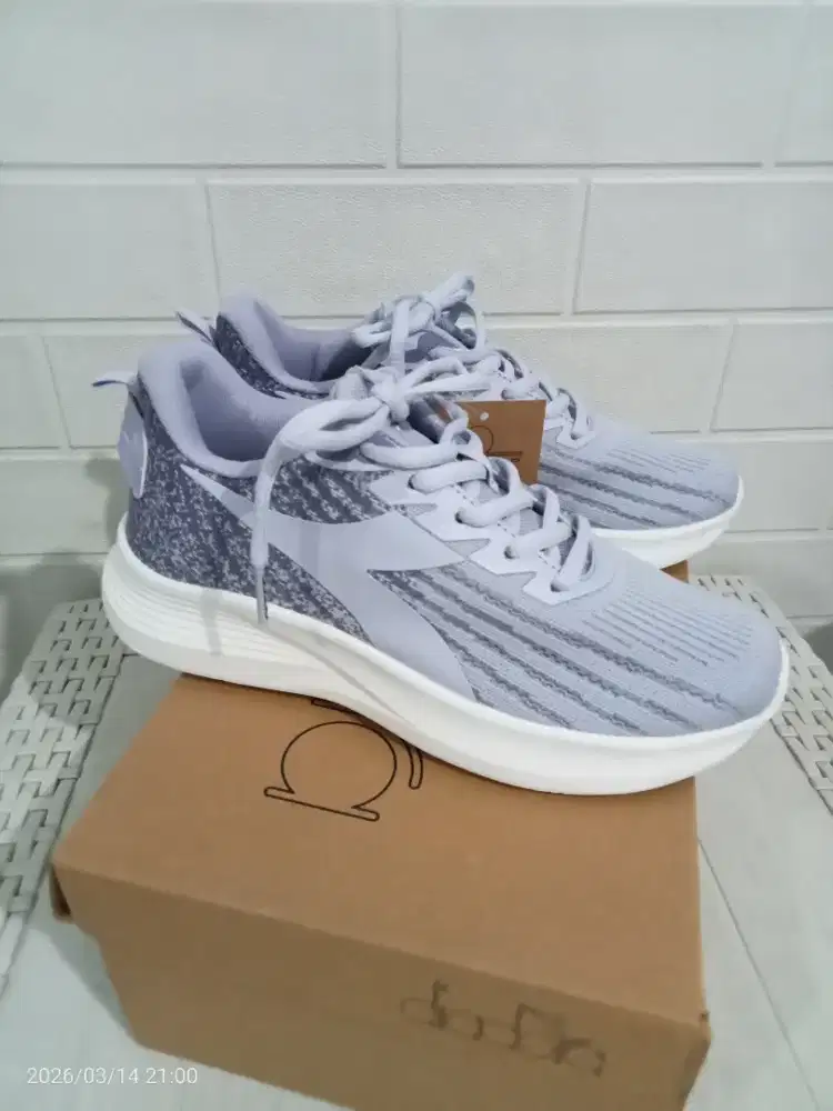 Sepatu sneakers casual