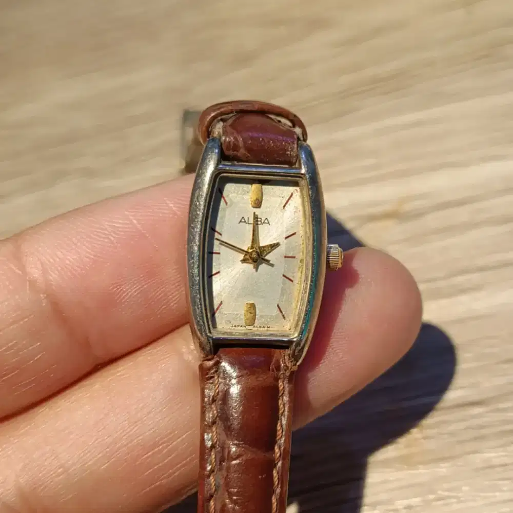 Jam tangan wanita merk Alba