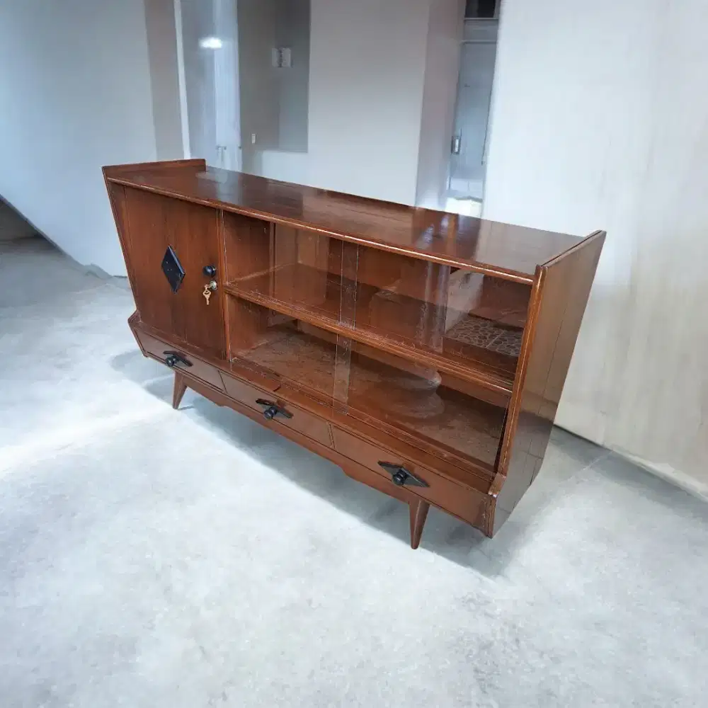 Buffet Jengki
jati tua
Era 1970an
dimensi
P134cm T78cm L36cm