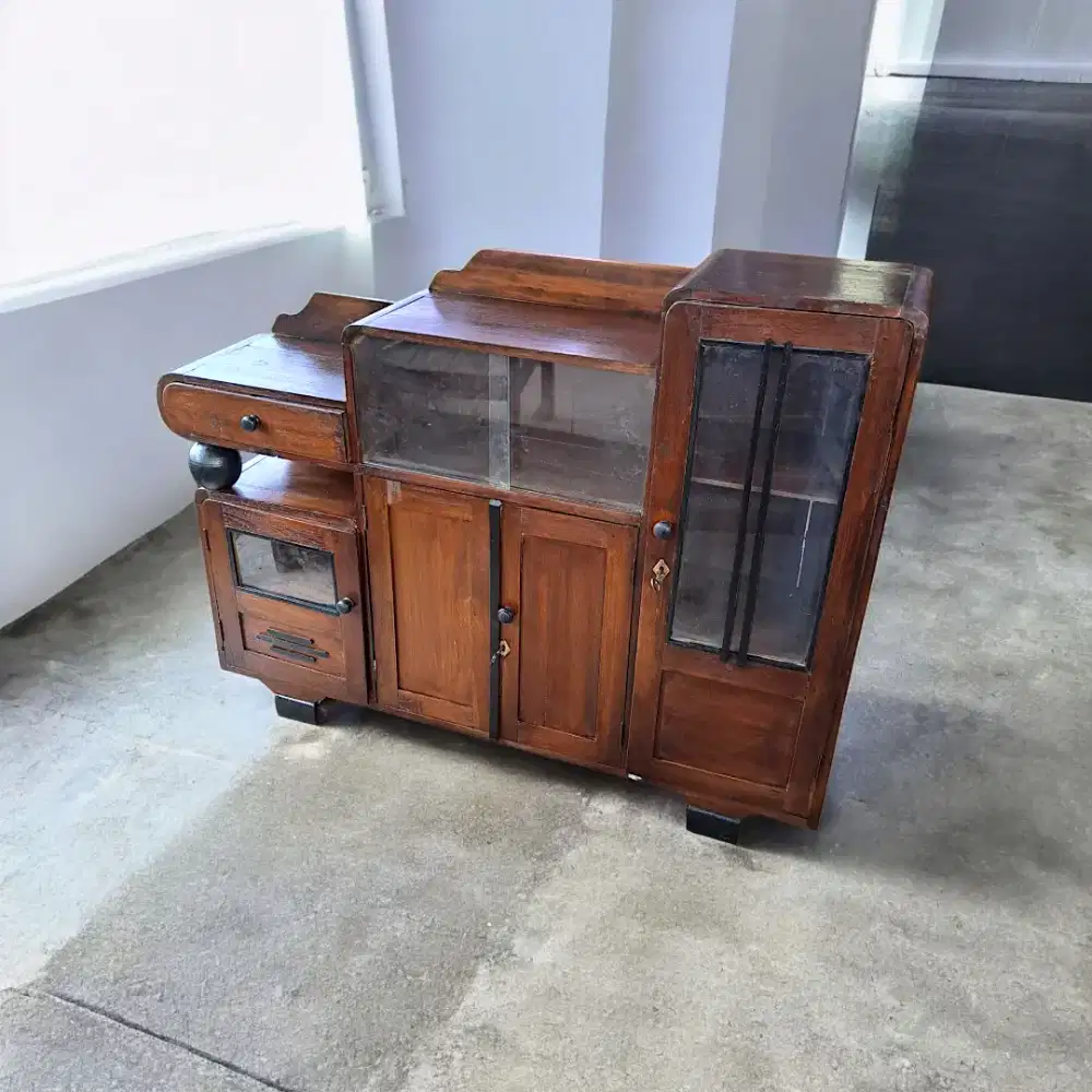 Buffet bola
Artdeco
jati tua
Dimensi P139cm T106cm L30cm