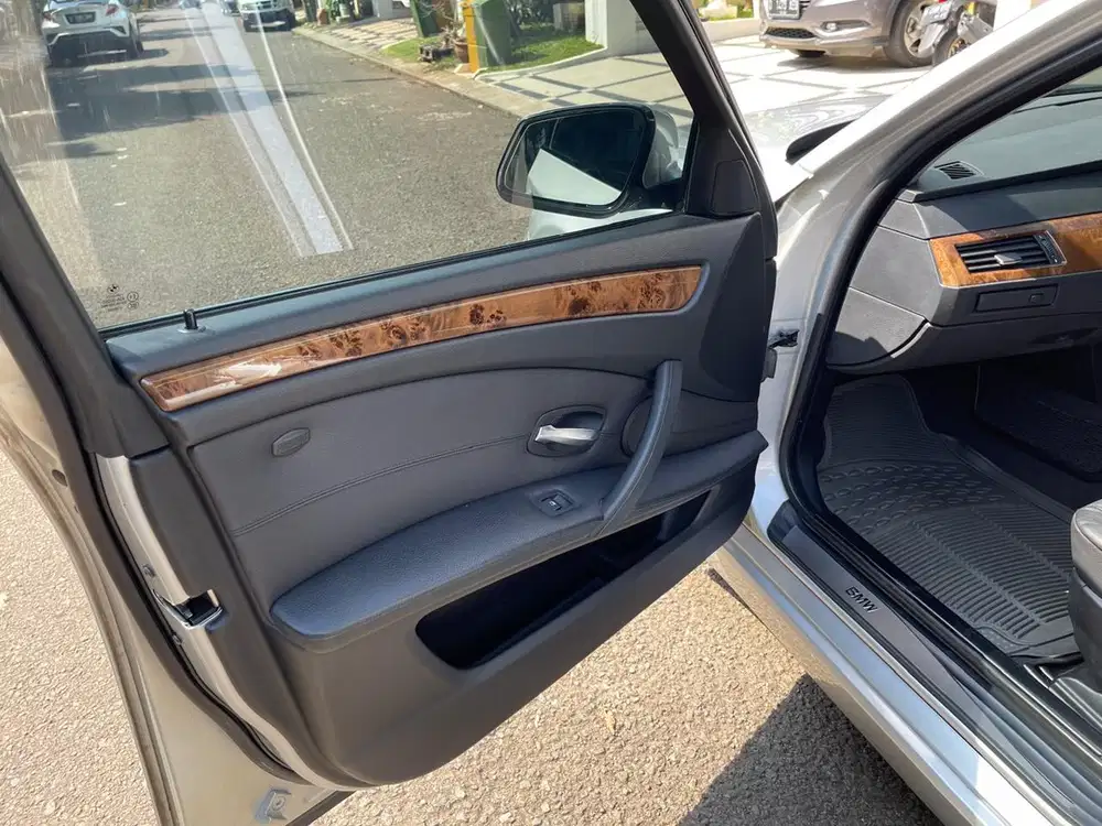 BMW 530i 2010 Bensin