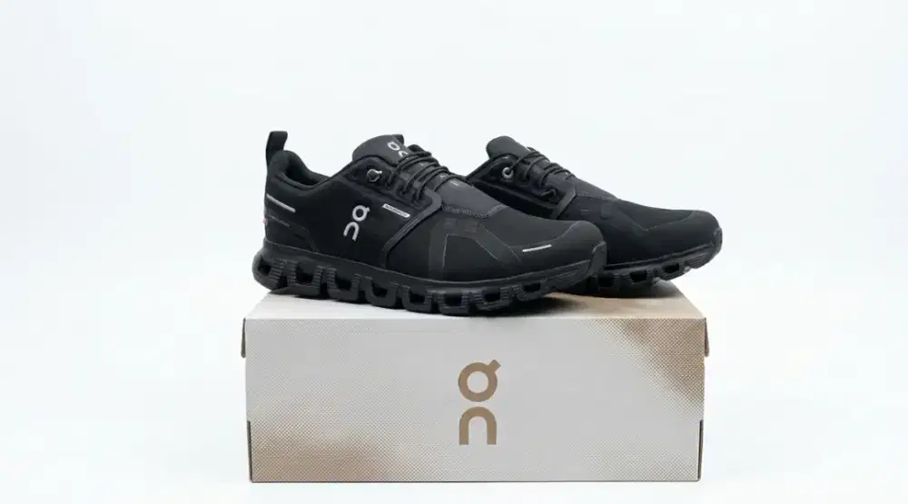 Sepatu On cloud 6 waterproof All black ukuran 42,5/8,5/27