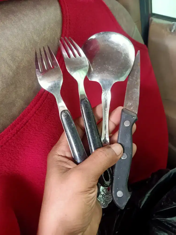 Di jual yg butuh alat mkn dan dapur ada garpu,gelas,panci,piring