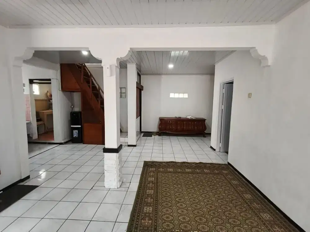 DISEWAKAN RUMAH BARU RENOVASI DI KOMPLEK MARGAHAYU RAYA KOTA BANDUNG BELAKANG MIM